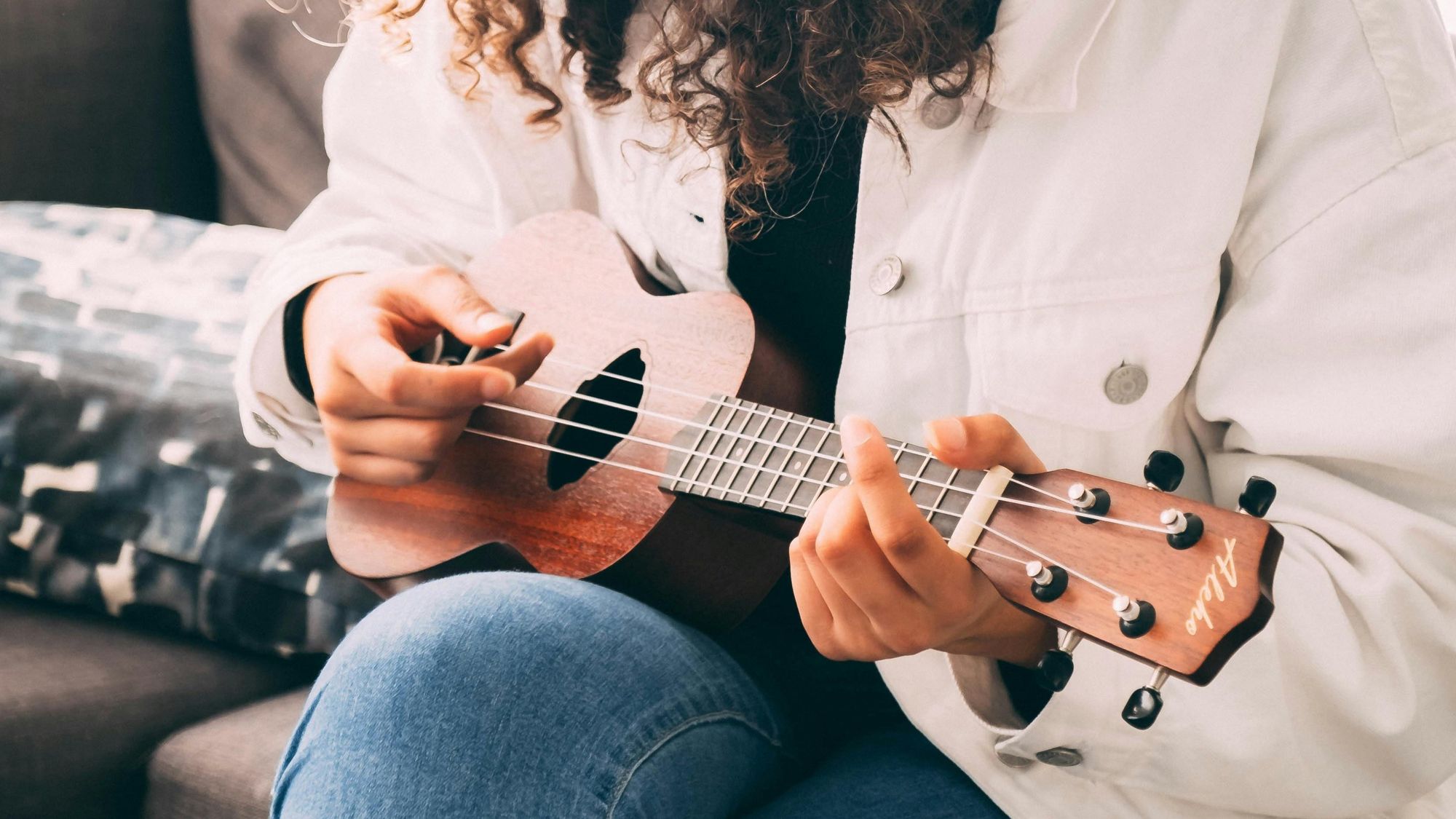 Cara Bermain Ukulele: Panduan Lengkap untuk Pemula Hingga Mahir