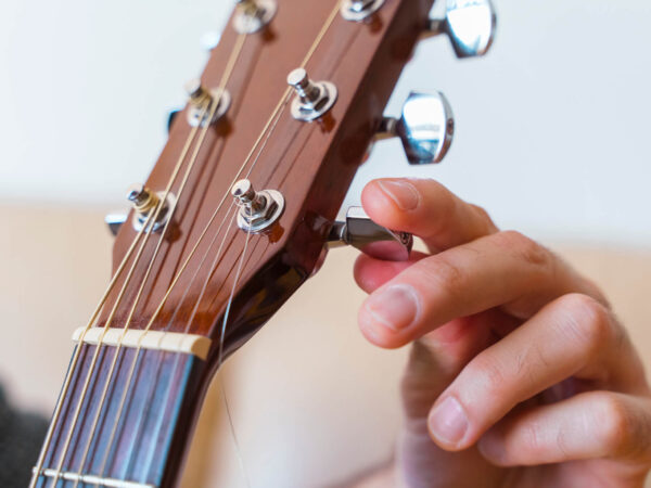 Mengganti Senar Gitar Manual: Seni dan Sains di Balik Suara Sempurna