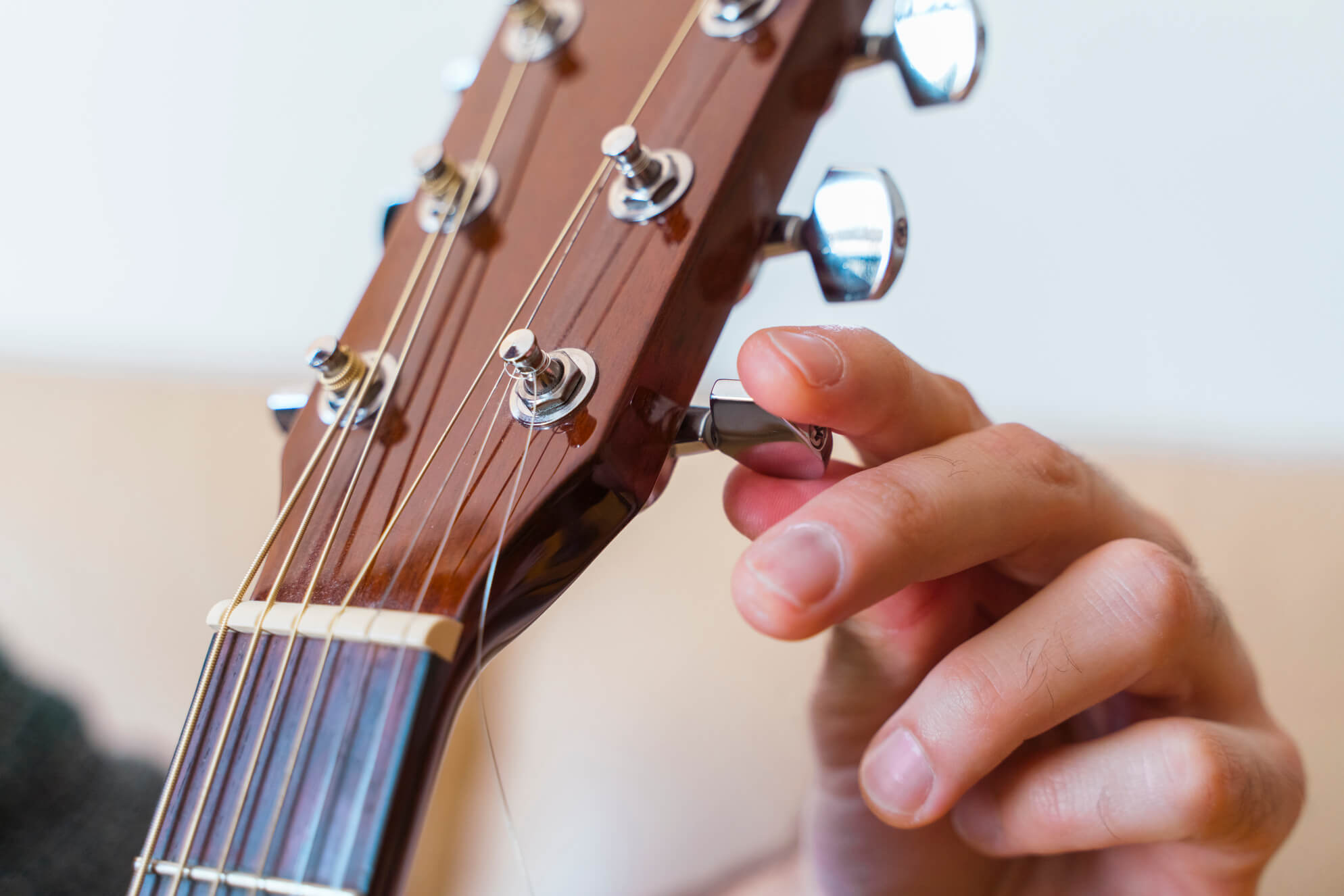 Mengganti Senar Gitar Manual: Seni dan Sains di Balik Suara Sempurna