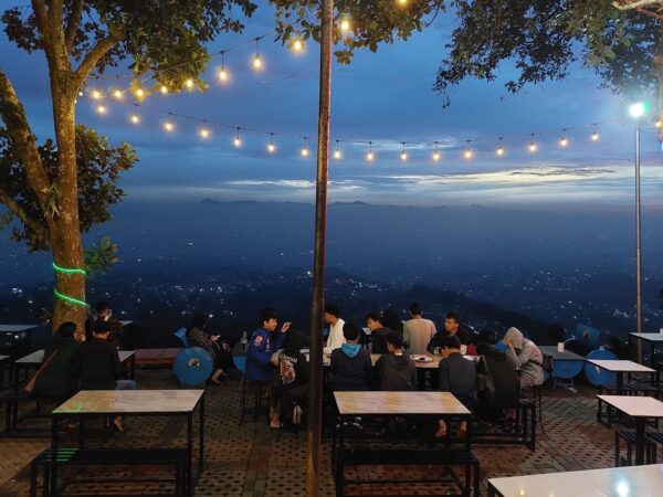 Pesona Ngopi di Bandung: Cafe Terbaik dengan Pemandangan Indah yang Wajib Dikunjungi