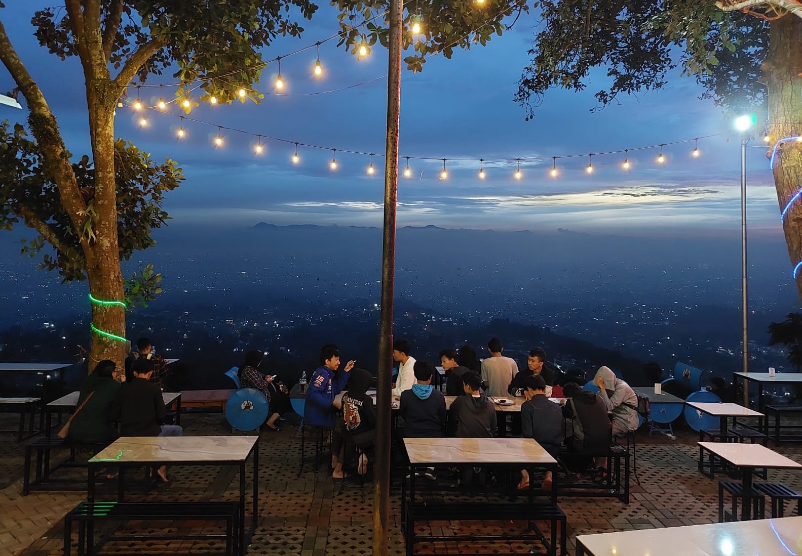 Pesona Ngopi di Bandung: Cafe Terbaik dengan Pemandangan Indah yang Wajib Dikunjungi